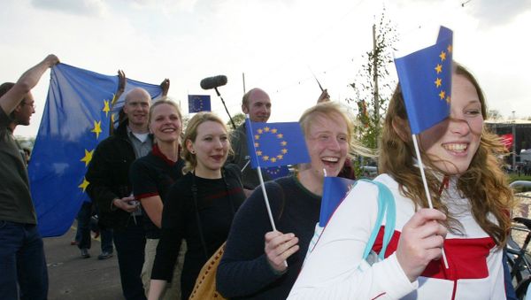 Youth from various European countries carry EU flags - Sputnik International