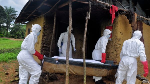 Hearth workers carry the body of a old man from his house as he is suspected of dying from the Ebola virus in the Siah Town area on the outskirts of Monrovia, Liberia - Sputnik International