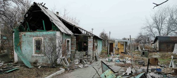 A man enters a destroyed house in the Spartak area near Sergey Prokofiev International Airport in Donetsk November 18, 2014 - Sputnik International