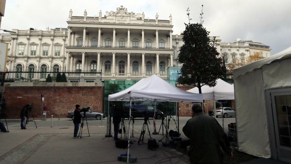 Journalists are waiting in front of Palais Coburg where closed-door nuclear talks with Iran take place in Vienna, Austria, Thursday, Nov. 20, 2014 Journalists are waiting in front of Palais Coburg where closed-door nuclear talks with Iran take place in Vienna, Austria, Thursday, Nov. 20, 2014 - Sputnik International