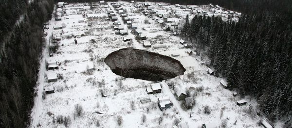 An aerial view shows a sinkhole 3.5 km (2 miles) to the east of Solikamsk-2 mine in Perm region, November 20, 2014 - Sputnik International