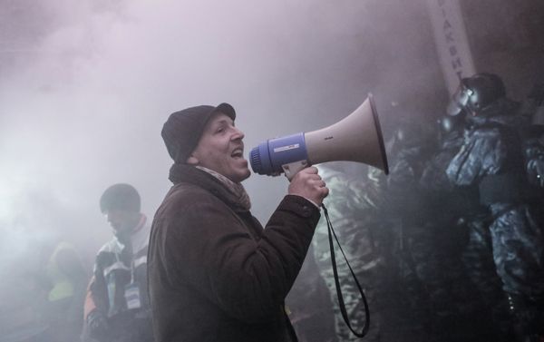 Internal security troops begin storming protester's camp on the Maidan Internal security troops begin storming protester's camp on the Maidan - Sputnik International