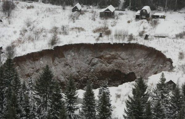 A sinkhole near one of the mines in Russia’s Ural Mountains belonging to Russia’s biggest potash miner, Uralkali, appears to be growing in size and is already larger than previously estimated. - Sputnik International