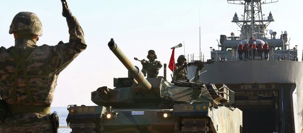South Korean Marines take part in a landing operation which is a part of annual military exercise Hokuk, on a beach in Pohang November 18, 2014 South Korean Marines take part in a landing operation which is a part of annual military exercise Hokuk, on a beach in Pohang November 18, 2014 - Sputnik International