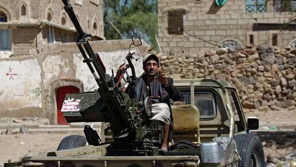A Houthi Shiite rebel mans a machine gun mounted on a military truck in Sanaa, Yemen, Monday, Oct. 20, 2014 - Sputnik International