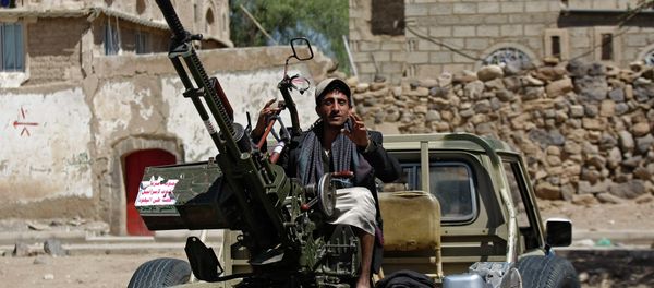 A Houthi Shiite rebel mans a machine gun mounted on a military truck in Sanaa, Yemen. - Sputnik International