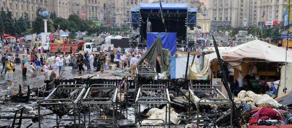 Kiev residents and municipal workers clear barricades on Independence Square (Maidan) Kiev residents and municipal workers clear barricades on Independence Square (Maidan) - Sputnik International