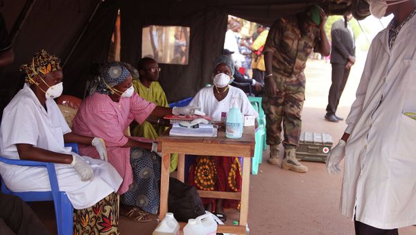 On Friday, as UN Secretary General Ban Ki-moon toured West African countries, impacted by Ebola, he paid tribute to the doctors and medical workers on the front line in combating the virus. - Sputnik International