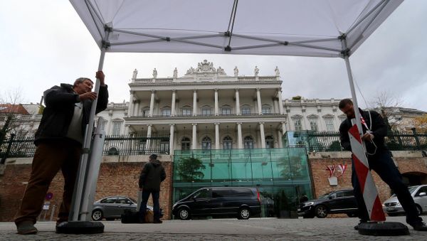 Journalists fix a tent in front of Palais Coburg where closed-door nuclear talks with Iran take place in Vienna, Austria, Wednesday, Nov. 19, 2014 Journalists fix a tent in front of Palais Coburg where closed-door nuclear talks with Iran take place in Vienna, Austria, Wednesday, Nov. 19, 2014 - Sputnik International