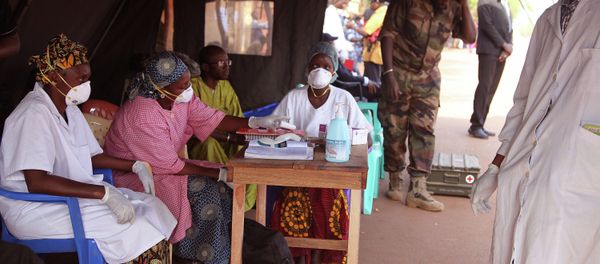 Health care workers at a screening center for the Ebola virus await patients at the border village of Kouremale, Mali - Sputnik International