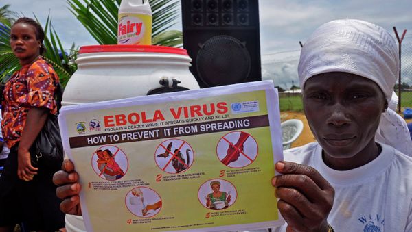 A Liberian woman holds up a pamphlet with guidance on how to prevent the Ebola virus from spreading, in the city of Monrovia, Liberia. - Sputnik International
