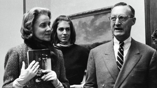 Rachel Lambert Mellon (on the left) with her husband Paul Mellon and stepdaughter Eliza Lloyd at the Royal Academy in London, 1964. - Sputnik International