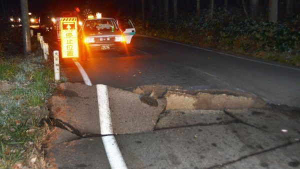 A taxi stops by a crack on the road that leads to Hakuba from Nagano - Sputnik International