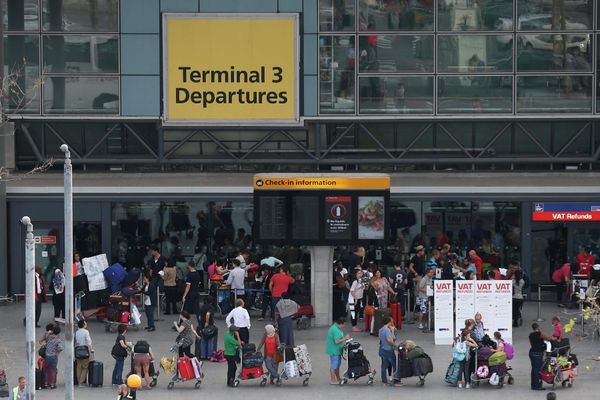 Passengers queue outside Terminal 3 at Heathrow Airport in London Passengers queue outside Terminal 3 at Heathrow Airport in London - Sputnik International
