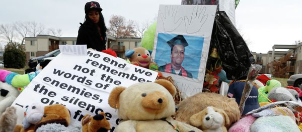 A woman stops to visit the memorial set up where Michael Brown was shot and killed in Ferguson, Missouri, November 22, 2014 A woman stops to visit the memorial set up where Michael Brown was shot and killed in Ferguson, Missouri, November 22, 2014 - Sputnik International