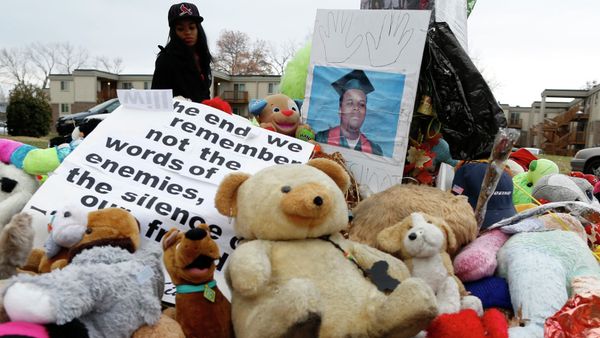 A woman stops to visit the memorial set up where Michael Brown was shot and killed in Ferguson, Missouri, November 22, 2014 A woman stops to visit the memorial set up where Michael Brown was shot and killed in Ferguson, Missouri, November 22, 2014 - Sputnik International