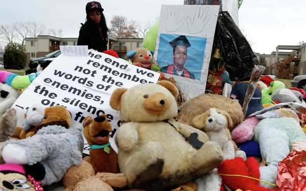 A woman stops to visit the memorial set up where Michael Brown was shot and killed in Ferguson, Missouri, November 22, 2014 A woman stops to visit the memorial set up where Michael Brown was shot and killed in Ferguson, Missouri, November 22, 2014 - Sputnik International