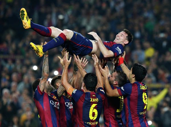 Barcelona's Lionel Messi celebrates his second goal with teammates during their Spanish first division soccer match against Sevilla at Nou Camp stadium in Barcelona November 22, 2014 Barcelona's Lionel Messi celebrates his second goal with teammates during their Spanish first division soccer match against Sevilla at Nou Camp stadium in Barcelona November 22, 2014 - Sputnik International