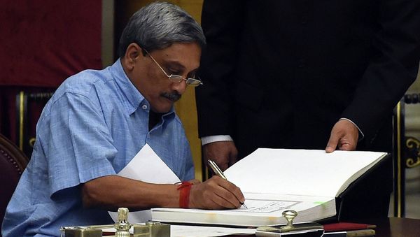 Manohar Parrikar, who resigned Saturday as the chief minister of Goa state signs after taking oath as a new cabinet minister at the presidential palace in New Delhi, India - Sputnik International