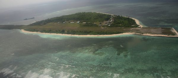 China has confirmed military installations on an artificial island near the disputed Spratly islands, posing yet another test for US overseas military, diplomatic and political influence - Sputnik International