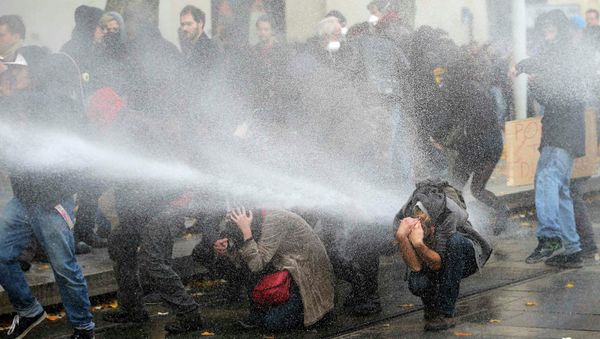 The police responded with water cannons to disperse the crowd, while protesters threw rocks at the authorities - Sputnik International