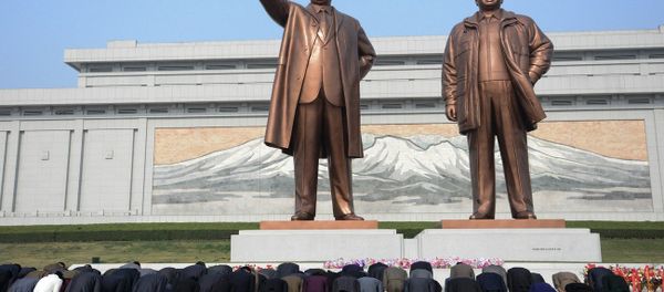 Pyongyang, North Korea: North Koreans bow in-front of statues of the former leaders Kim Il-sung (left) and Kim Jong-il (right) at the Mansudae Grand Monuments Pyongyang, North Korea: North Koreans bow in-front of statues of the former leaders Kim Il-sung (left) and Kim Jong-il (right) at the Mansudae Grand Monuments - Sputnik International