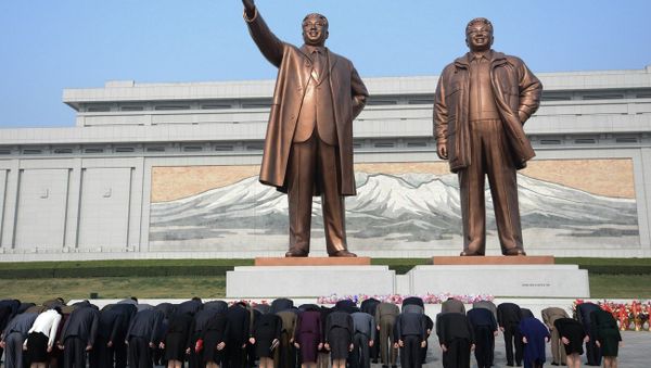 Pyongyang, North Korea: North Koreans bow in-front of statues of the former leaders Kim Il-sung (left) and Kim Jong-il (right) at the Mansudae Grand Monuments Pyongyang, North Korea: North Koreans bow in-front of statues of the former leaders Kim Il-sung (left) and Kim Jong-il (right) at the Mansudae Grand Monuments - Sputnik International