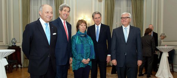 French Foreign Minister Laurent Fabius, U.S. State Secretary John Kerry, former European Union (EU) foreign policy chief Catherine Ashton, British Foreign Secretary Philip Hammond and German Foreign Minister Frank-Walter Steinmeier (L-R) meet for dinner at the residence of the British ambassador in Vienna - Sputnik International