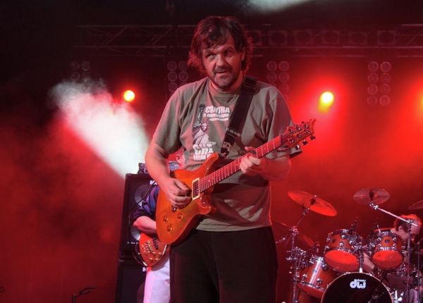 Renowned Serbian filmmaker Emir Kusturica performing with The No Smoking Orchestra at Kiev's Balkanfest music festival. Renowned Serbian filmmaker Emir Kusturica performing with The No Smoking Orchestra at Kiev's Balkanfest music festival. - Sputnik International