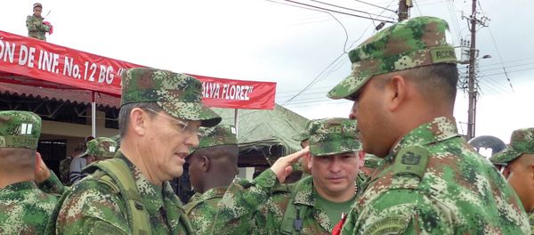 Colombian Army Gen. Ruben Dario Alzate, left, reaching to shake hands with a soldier in Bogota, Colombia. - Sputnik International