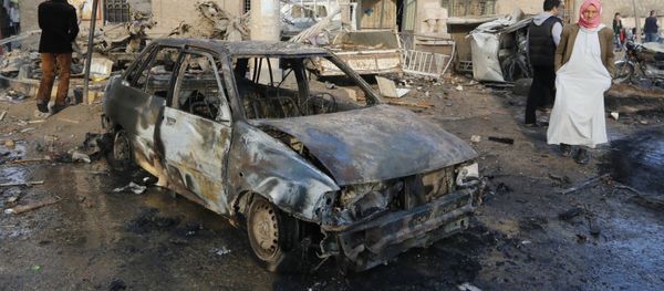The wreckage of a car outside Raqqa Museum - Sputnik International