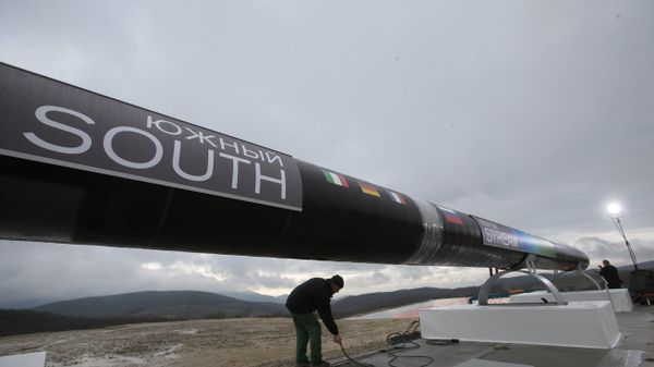 A worker does the preparation work for welding the first section of the South Stream pipeline in Anapa, Russia - Sputnik International