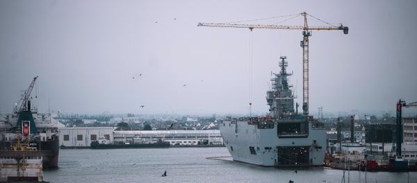 The Sevastopol amphibious assault ship of the Mistral class at the STX Europe shipyard in Saint-Nazaire. - Sputnik International