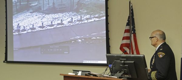 Cleveland Police Deputy Chief Ed Tomba, right, shows surveillance video of the weekend police shooting of Tamir Rice during a news conference Wednesday, Nov. 26, 2014, in Cleveland Cleveland Police Deputy Chief Ed Tomba, right, shows surveillance video of the weekend police shooting of Tamir Rice during a news conference Wednesday, Nov. 26, 2014, in Cleveland - Sputnik International