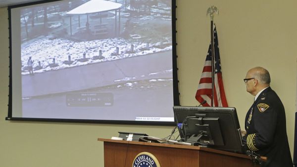 Cleveland Police Deputy Chief Ed Tomba, right, shows surveillance video of the weekend police shooting of Tamir Rice during a news conference Wednesday, Nov. 26, 2014, in Cleveland - Sputnik International