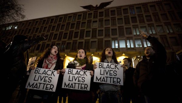 People hold banners as they take part in a protest and vigil in support of people protesting in Ferguson, Mo. in the U.S., outside the U.S. embassy in London, Wednesday, Nov. 26, 2014 People hold banners as they take part in a protest and vigil in support of people protesting in Ferguson, Mo. in the U.S., outside the U.S. embassy in London, Wednesday, Nov. 26, 2014 - Sputnik International