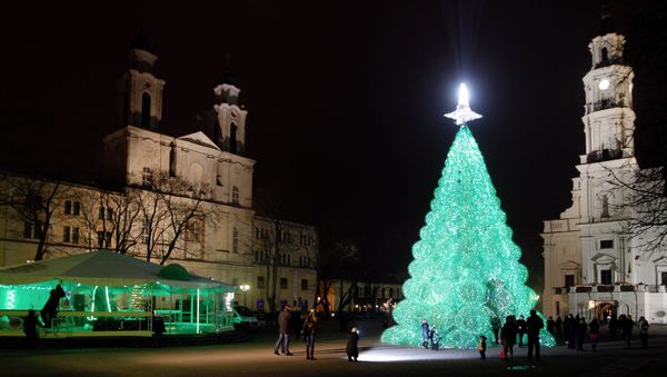 The Christmas Tree made of 40,000 recycled plastic bottles at the Rotuses square in Kaunas, Lithuania - Sputnik International