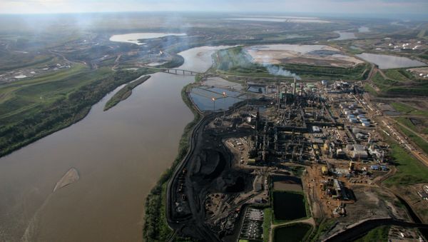 Alberta's Athabasca river running through the oil sands - Sputnik International