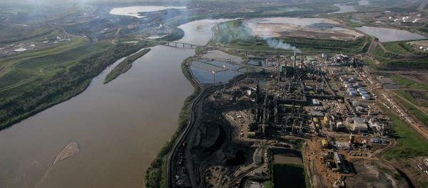 Alberta's Athabasca river running through the oil sands - Sputnik International