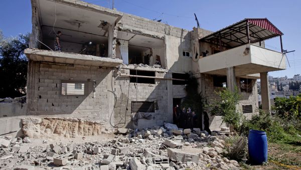 Palestinian inspect the home of Palestinian Ziad Awad in the town of Idna,13 kilometers (8 miles) west of the West Bank city of Hebron, Wednesday, July 2, 2014 - Sputnik International
