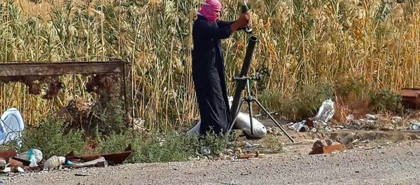 An Islamic State group fighter loads a mortar shell during clashes with Iraqi security forces in Ramadi, 70 miles (115 kilometers) west of Baghdad, Iraq, Saturday, Nov. 22, 2014 - Sputnik International