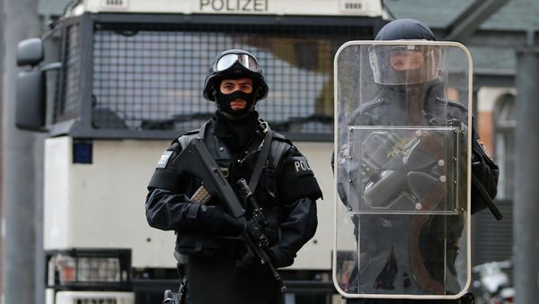 According to the newspaper, about 900 Austrian police officers took part in raids in Vienna, Graz and Linz, searching mosques and prayer rooms, as well as private homes. - Sputnik International