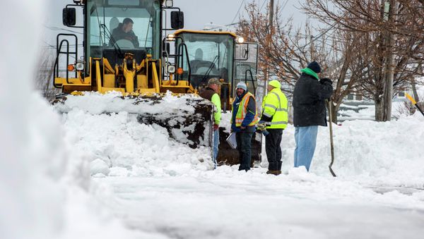 People, with help from heavy equipment, remove snow in South Buffalo, New York November 22, 2014 - Sputnik International