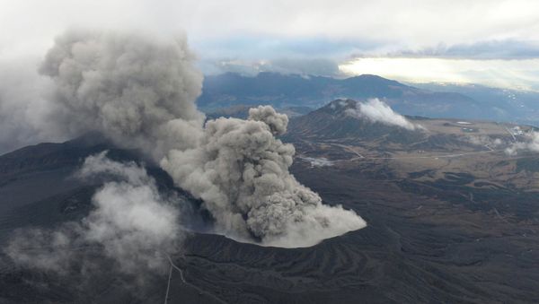 An aerial view shows volcanic smoke spew from Mount Aso in Aso, Kumamoto prefecture, southwestern Japan, in this photo taken by Kyodo November 26, 2014 An aerial view shows volcanic smoke spew from Mount Aso in Aso, Kumamoto prefecture, southwestern Japan, in this photo taken by Kyodo November 26, 2014 - Sputnik International