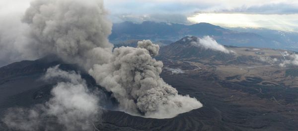 An aerial view shows volcanic smoke spew from Mount Aso in Aso, Kumamoto prefecture, southwestern Japan, in this photo taken by Kyodo November 26, 2014 - Sputnik International