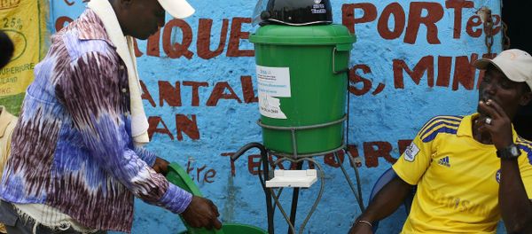 Residents wash their hands with chlorinated water at the fishing port of Conakry, Guinea, Tuesday Nov. 25, 2014 Residents wash their hands with chlorinated water at the fishing port of Conakry, Guinea, Tuesday Nov. 25, 2014 - Sputnik International
