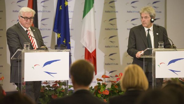 Foreign Minister of Germany Frank-Walter Steinmeier, left, and Italian Foreign Minister Paolo Gentiloni, attend a press conference on the occasion of the 4th Euro-African Ministerial Conference on Migration and Development in Rome, Friday Nov. 28, 2014 - Sputnik International