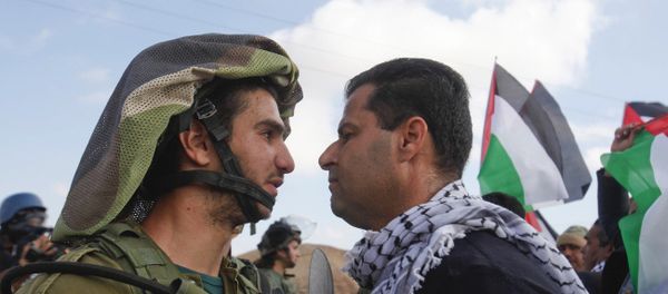 An Israeli soldier argues with a Palestinian protester - Sputnik International