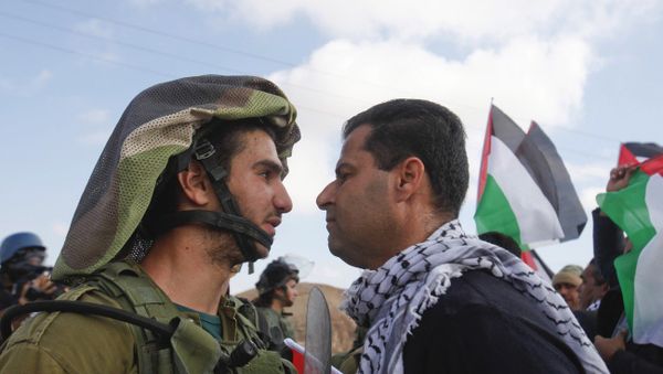 An Israeli soldier argues with a Palestinian protester An Israeli soldier argues with a Palestinian protester - Sputnik International