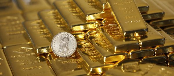 Gold bars and a Swiss Franc coin are seen in this illustration picture taken at the Austrian Gold and Silver Separating Plant 'Oegussa' in Vienna November 7, 2014 Gold bars and a Swiss Franc coin are seen in this illustration picture taken at the Austrian Gold and Silver Separating Plant 'Oegussa' in Vienna November 7, 2014 - Sputnik International
